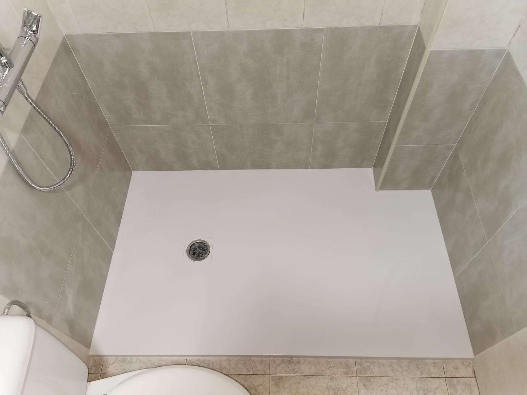 Plato de ducha de resina poliuretano  Platos de ducha, Panel de baño,  Diseño de baños